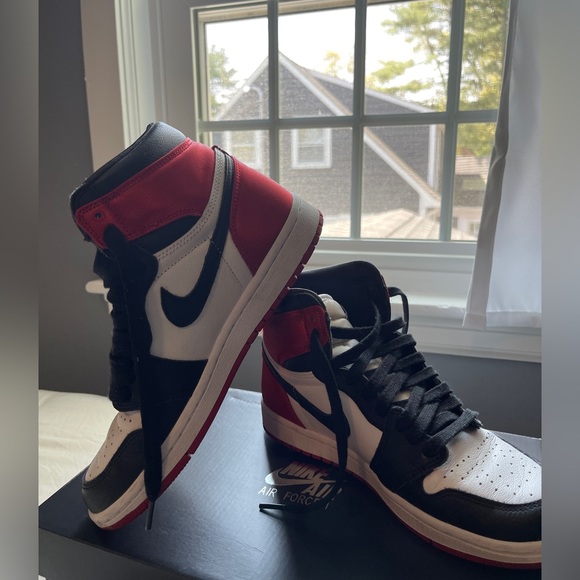 Women’s Air Jordan 1 Retro High ‘Satin Black Toe’ - Picture 4 of 8
